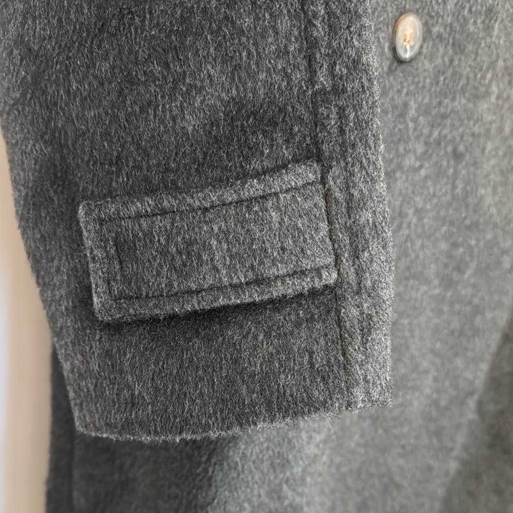 Elegant Black Pea Coat with Classic Collar and Tailored Fit - Picture 4 of 9
